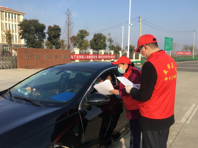 2月1日，蚌埠處九梓站向廣大司乘人員發(fā)放《安徽省交通運(yùn)輸廳疫情防控工作指揮部 致司乘朋友的公開信》 (1).jpg