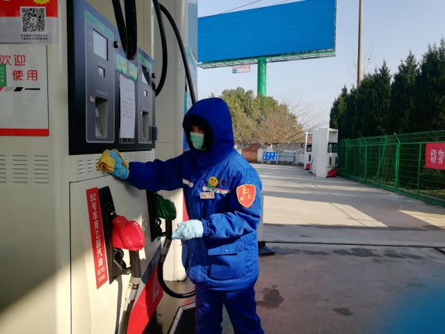 1580974757109274.jpg 站長汪慧娟對(duì)加油設(shè)備進(jìn)行消毒.jpg